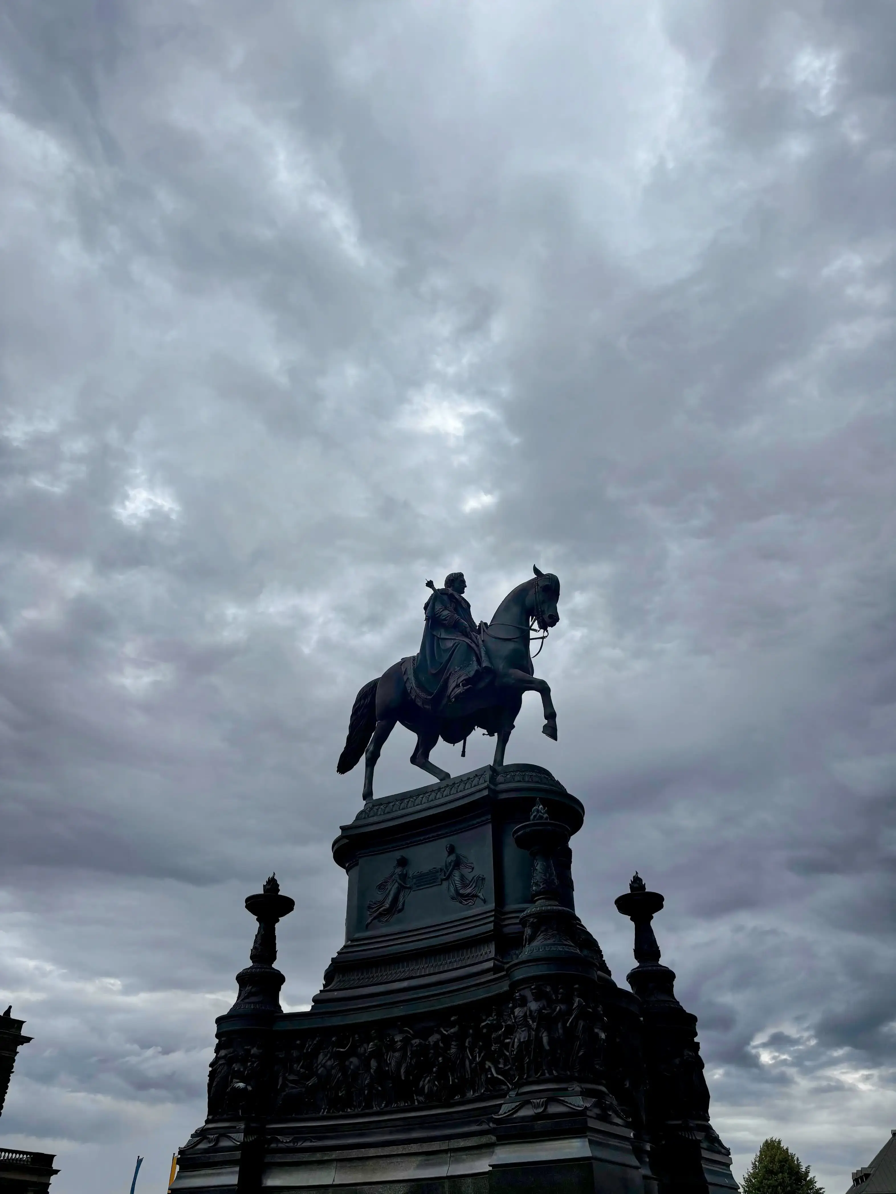 Theaterplatz: King Johann statue