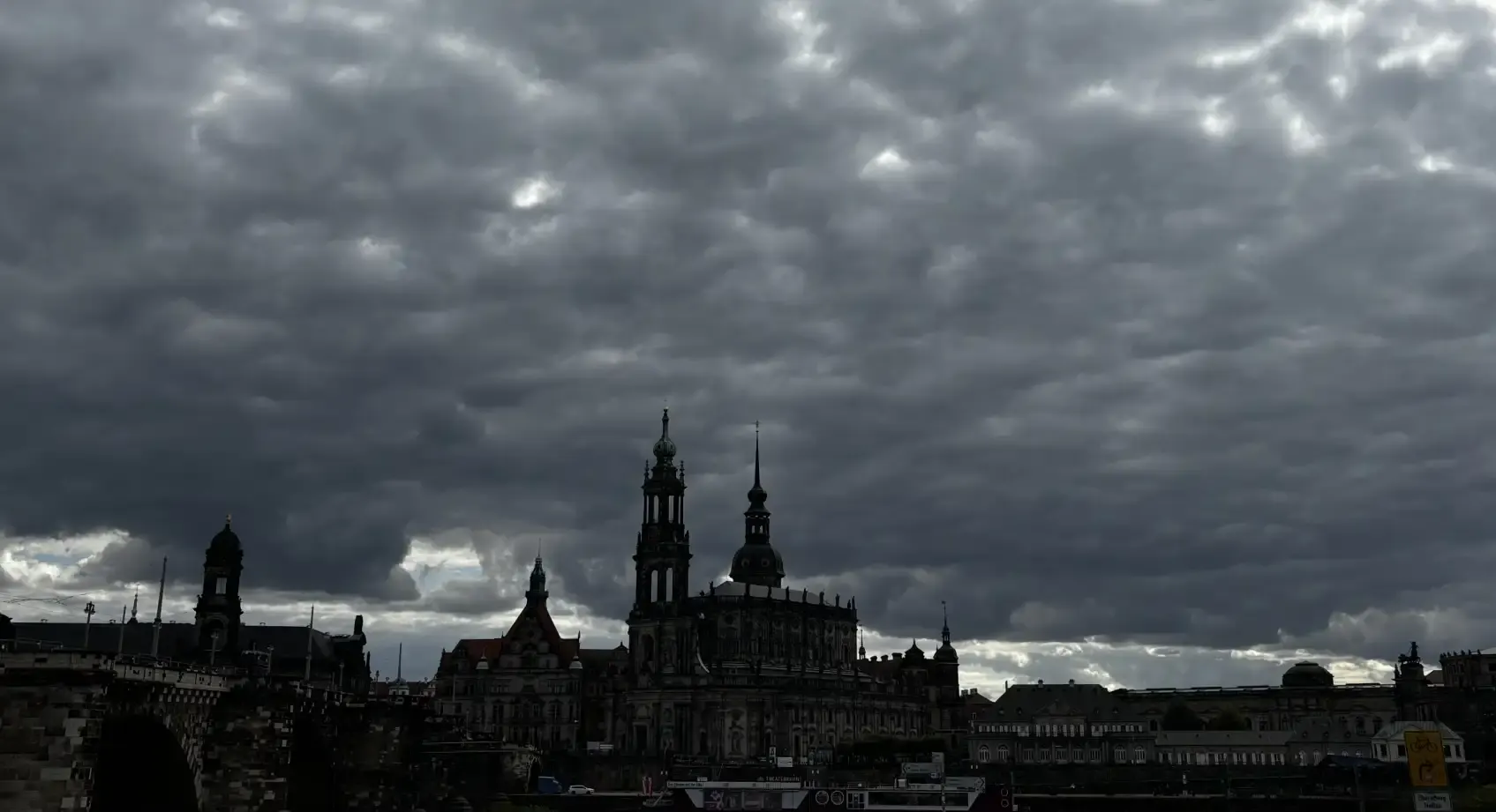 Dresden, Irgendwie (2025)